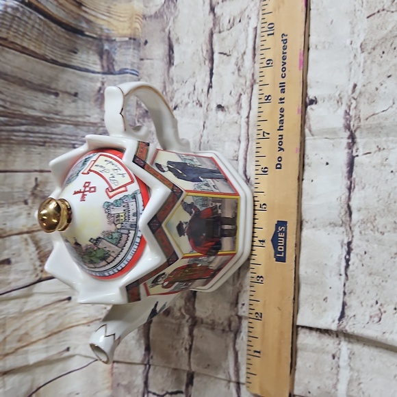 James Sadler England "The‎ Tower of London" Teapot lidded 1980's bone china - Picture 9 of 9